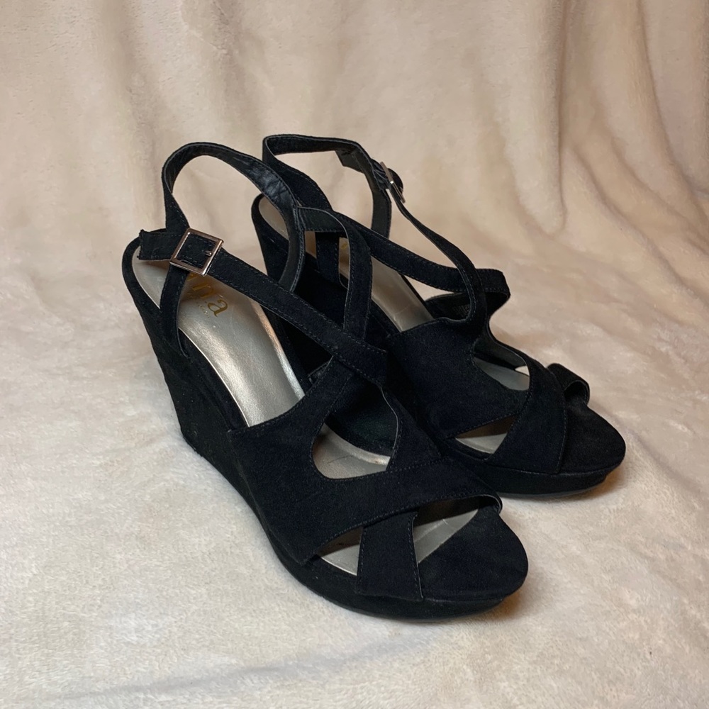 Black Wedges!!